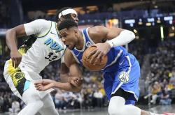 爱游戏tv-包含雄鹿队防守硬朗，对手难以找到进攻空间的词条