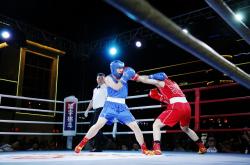 爱游戏在线-拳击赛场一幕：选手力战不懈展现拼搏精神的简单介绍