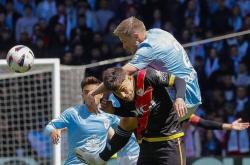 爱游戏体育-塞尔塔客场惨败，降级排名逐渐上升