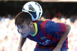 爱游戏在线-战术革命与个体觉醒，阿拉巴爆发引领尤文火力压制多特蒙德