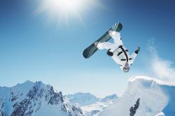 爱游戏中国-双城记，里昂的全面压制与戈麦斯的接管时刻—当足球的战术与篮球的孤胆相遇