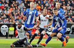 爱游戏体育-足球比赛实力对决打破僵局，球队势均力敌争夺胜负的简单介绍