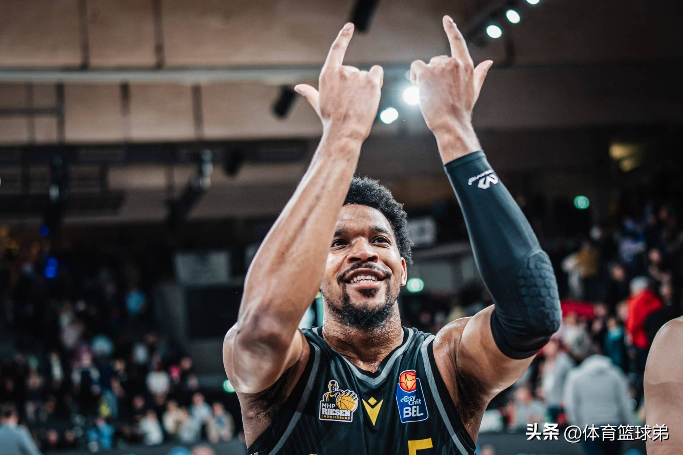 篮球职业联赛球队大手笔引援，备战新赛季