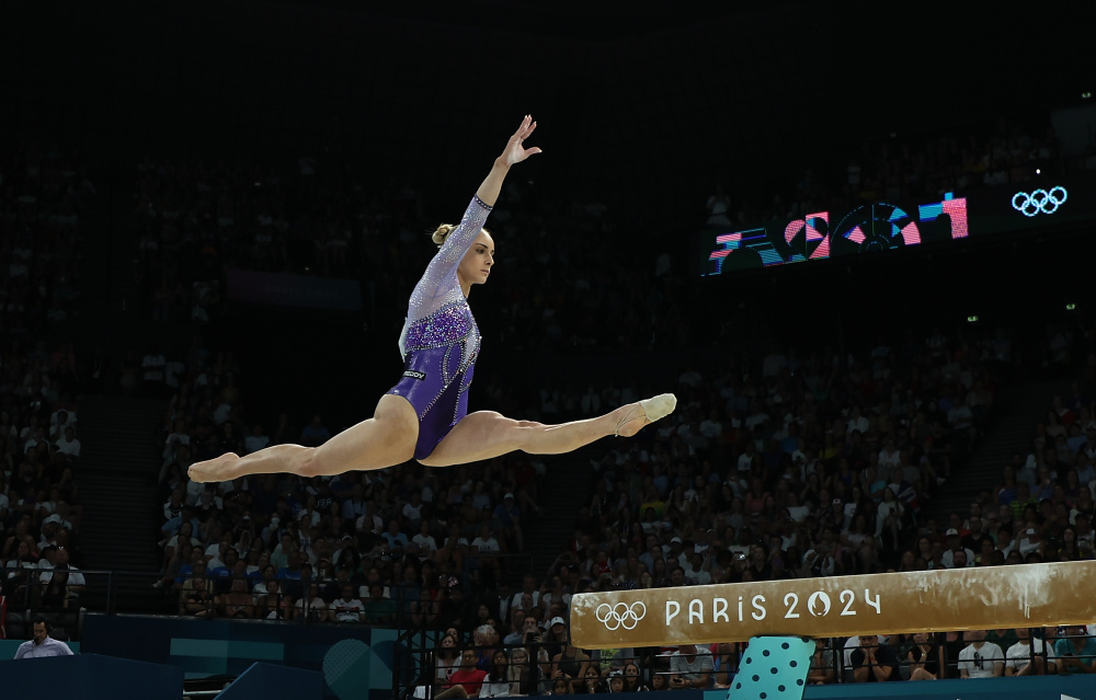 包含美国体操选手在平衡木项目中实现精彩表现的词条