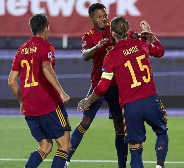 拉科鲁尼亚队在欧国联比赛中击败对手 拉科鲁尼亚队在欧国联比赛中击败对手