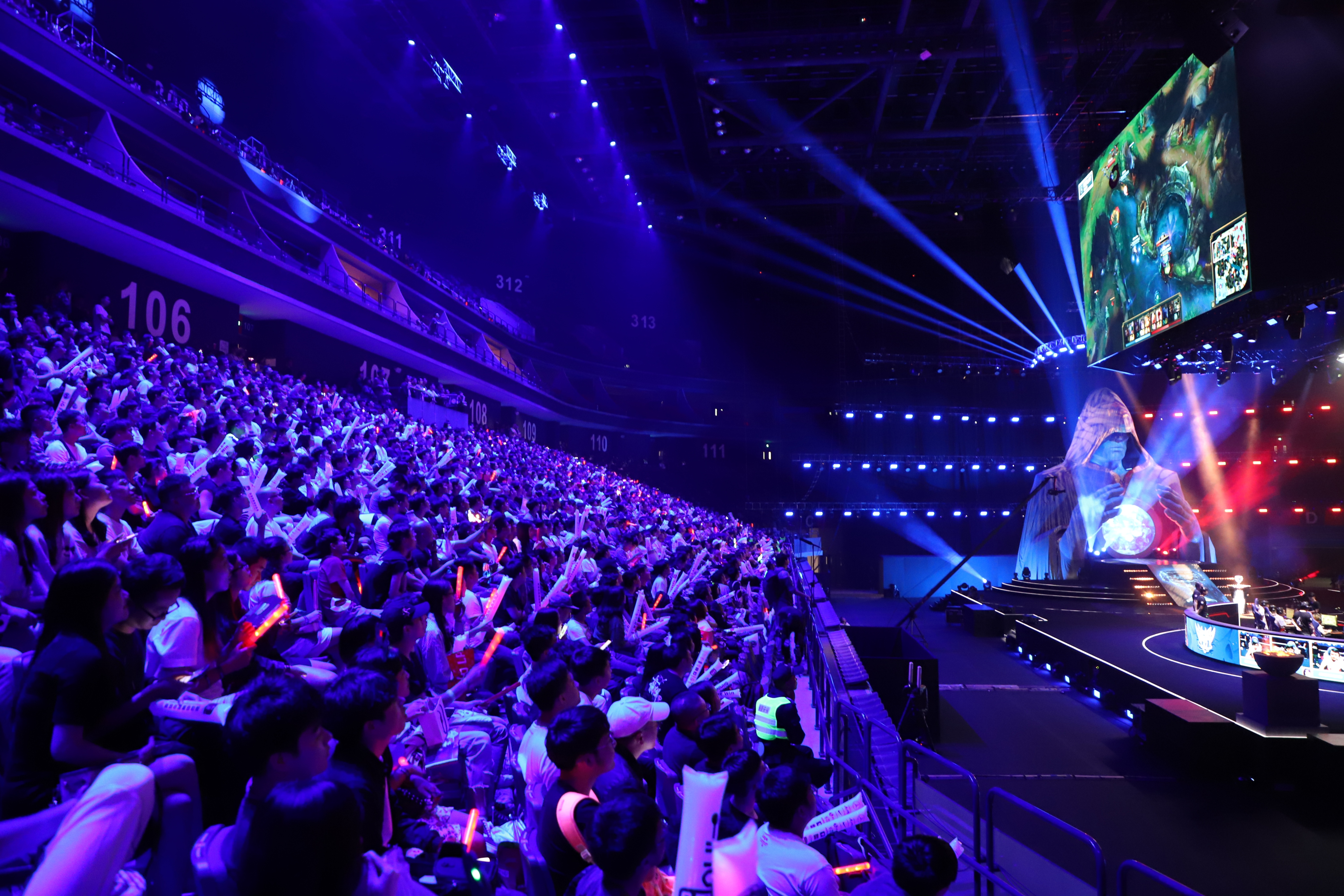 比赛现场气氛火爆，观众尽兴欢呼