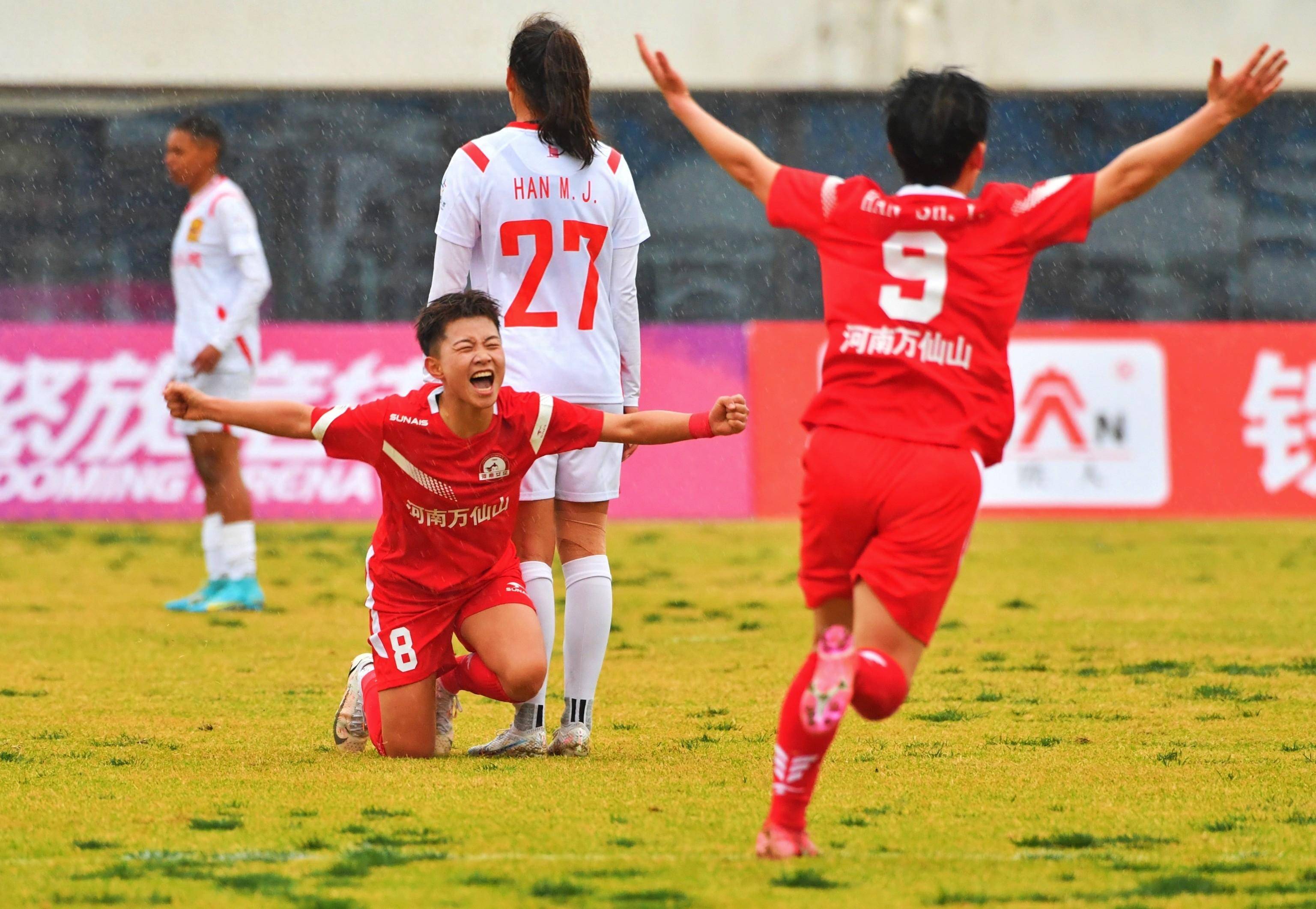 包含现场直击：女足比赛势均力敌的词条