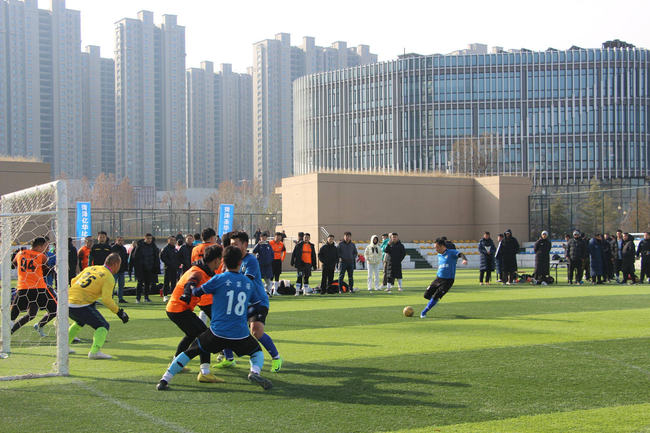 足球比赛中,技术与智慧同样重要 足球比赛中,技术与智慧同样重要