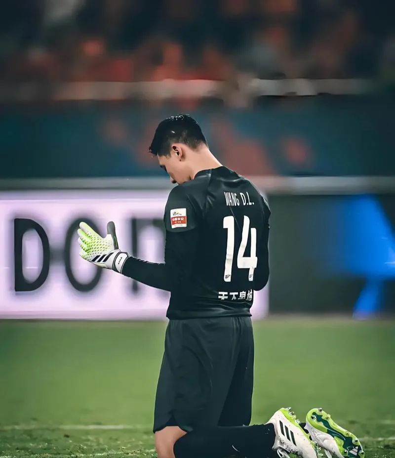 包含申花客场不敌上港，接连尝败的词条