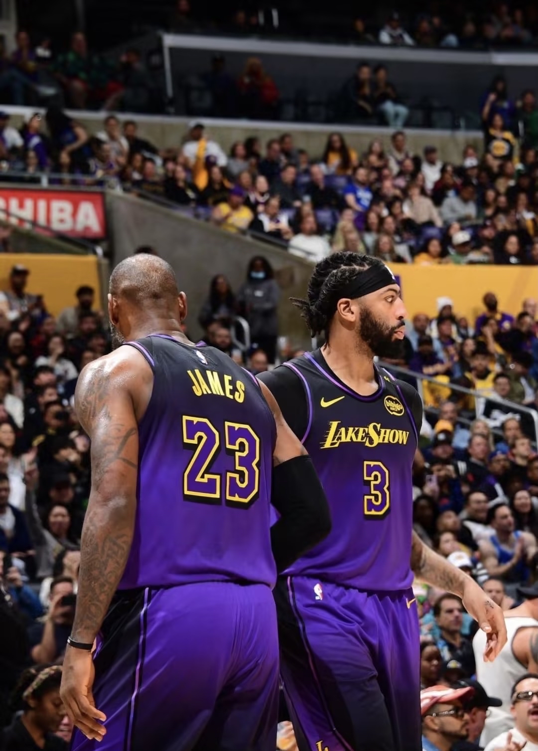 雷霆碾压湖人,浓眉哥统治全场的简单介绍 雷霆碾压湖人,浓眉哥统治全场的简单介绍