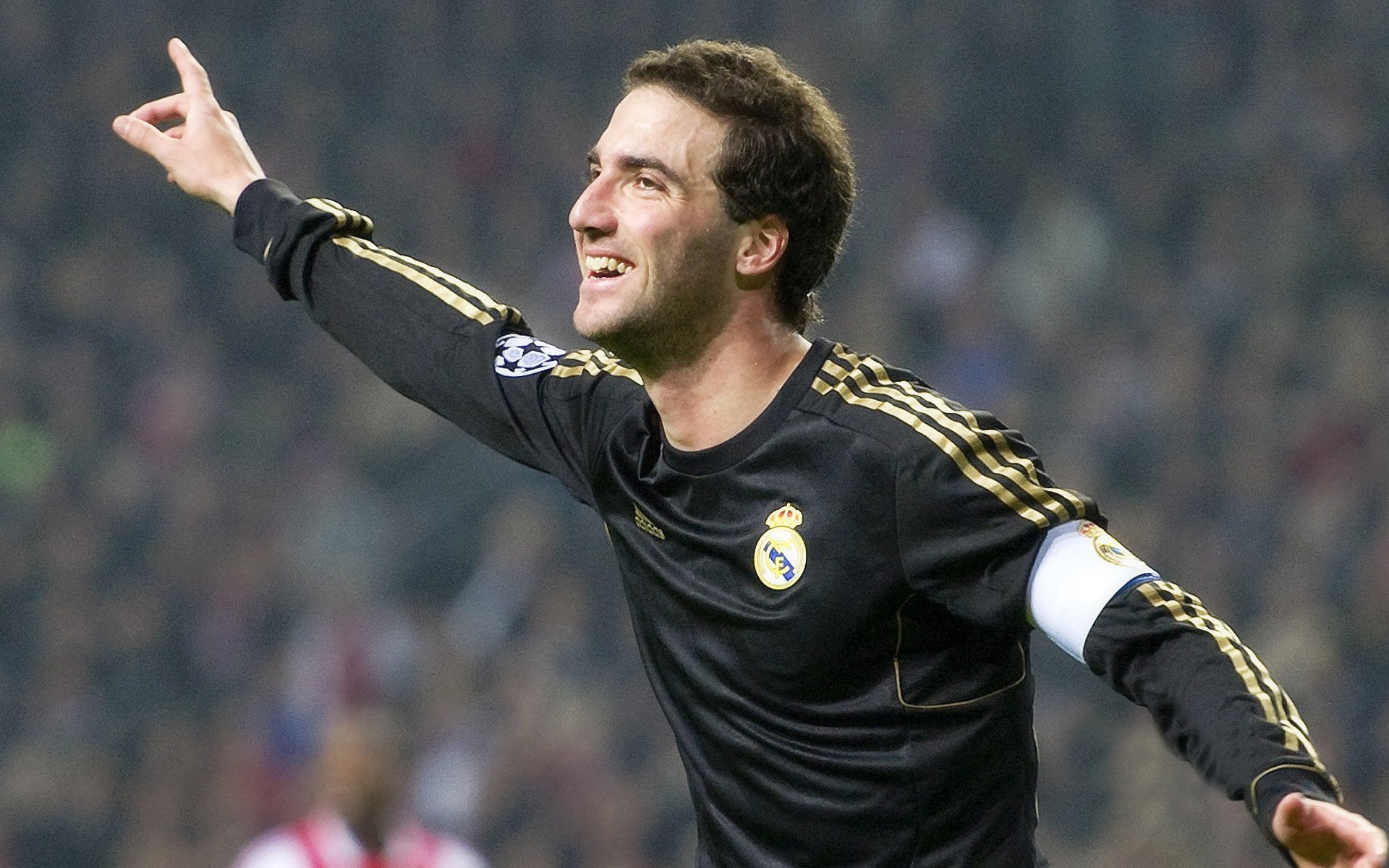 完美与封锁,足球世界的两极叙事—哈兰德闪耀与阿尔及利亚的战术启示