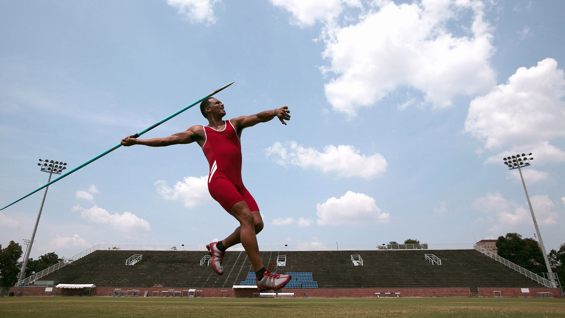 赛道与球场的双重奏，武切维奇如何以F1智慧驾驶湖人压制黄蜂